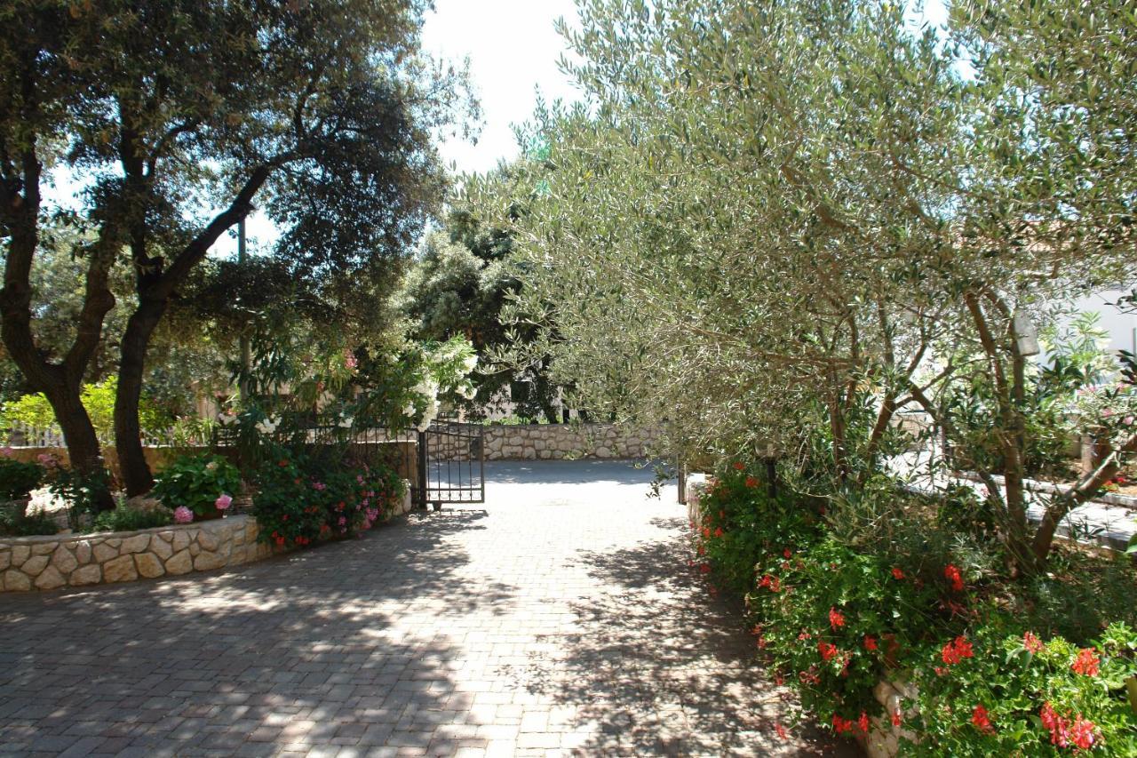 Apartments With A Parking Space Mandre, Pag - 18748 โคลัน ภายนอก รูปภาพ
