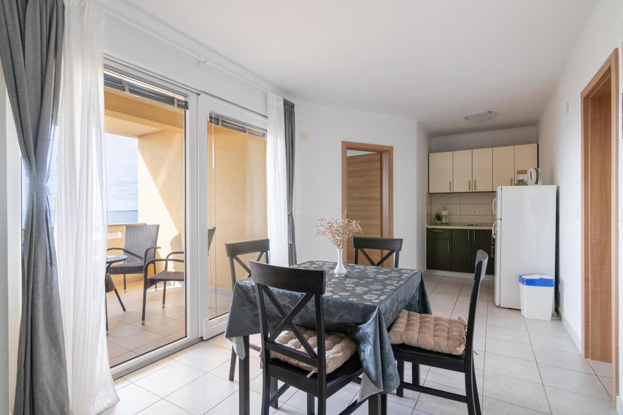 Apartments With A Parking Space Mandre, Pag - 18748 โคลัน ภายนอก รูปภาพ