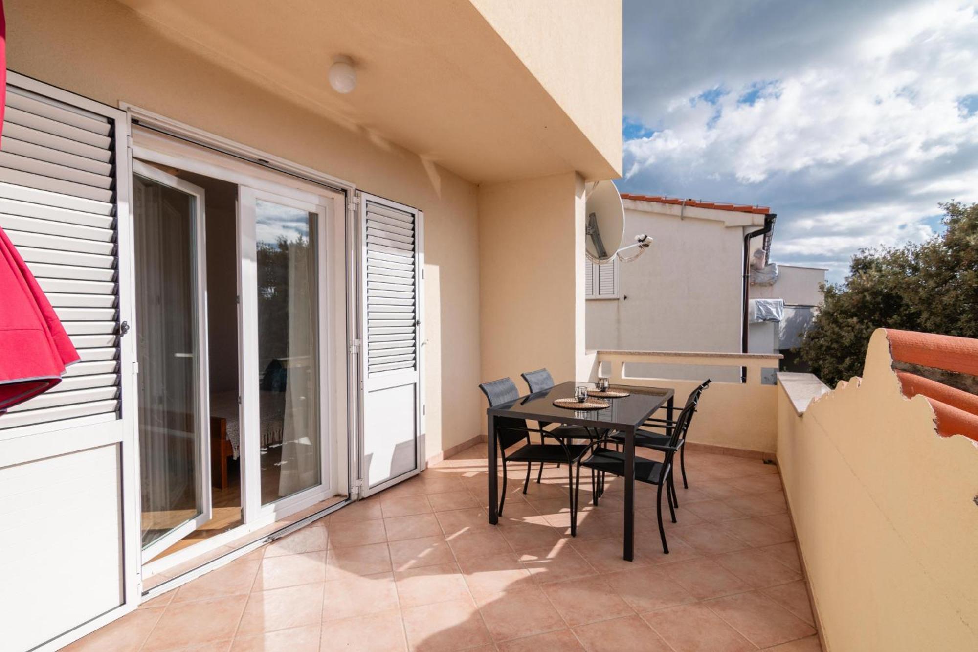 Apartments With A Parking Space Mandre, Pag - 18748 โคลัน ภายนอก รูปภาพ