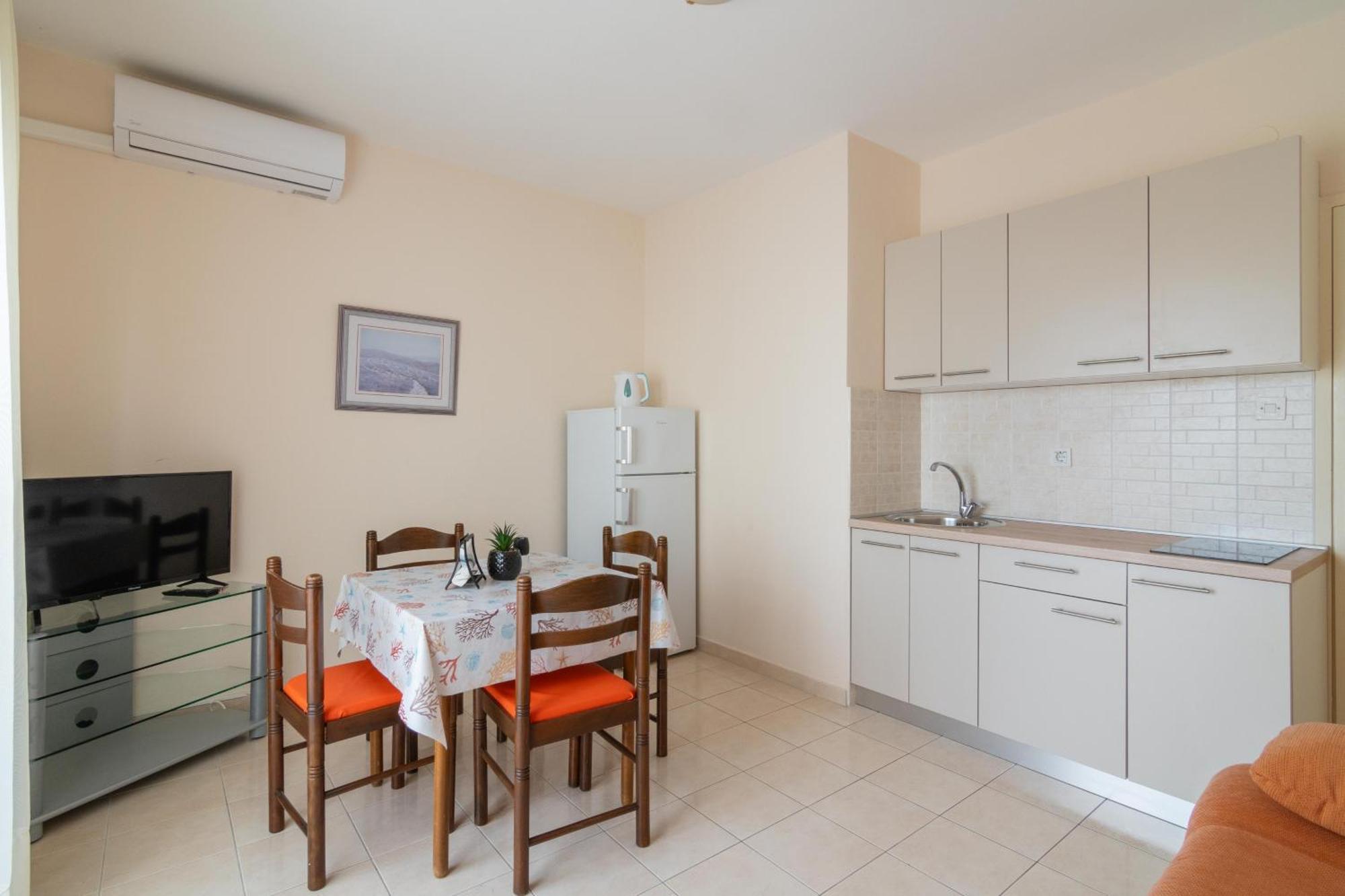 Apartments With A Parking Space Mandre, Pag - 18748 โคลัน ภายนอก รูปภาพ